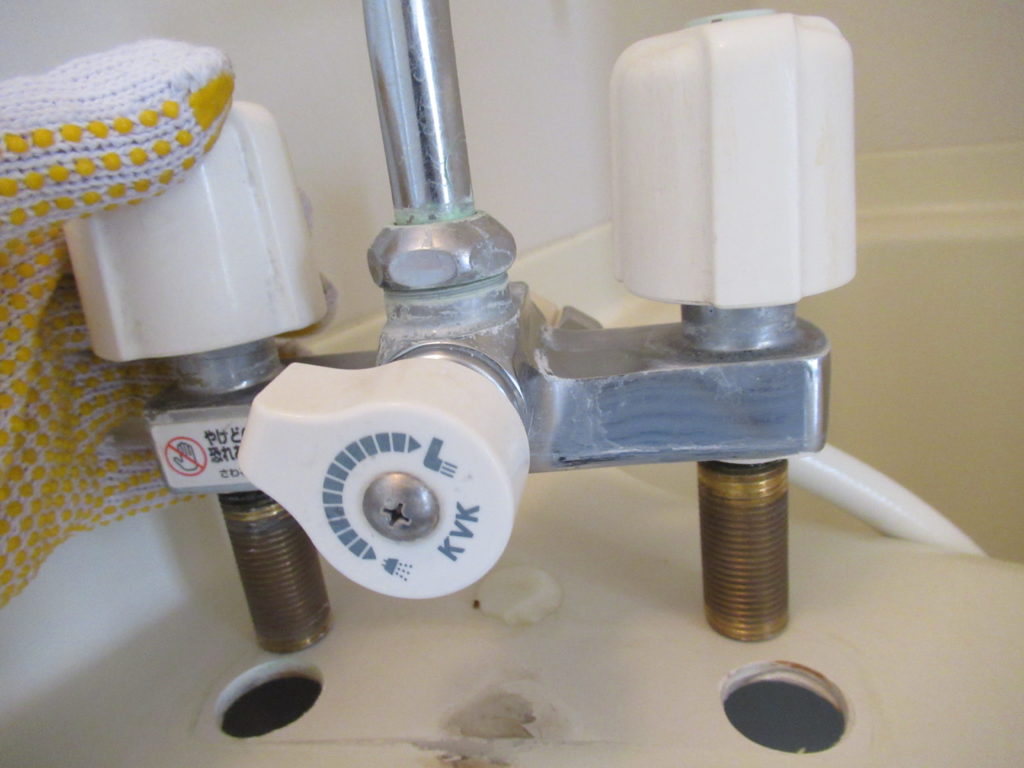浴室・お風呂場のデッキ形（台付き）シャワー付きサーモスタット混合水栓の交換方法（取り替え）
