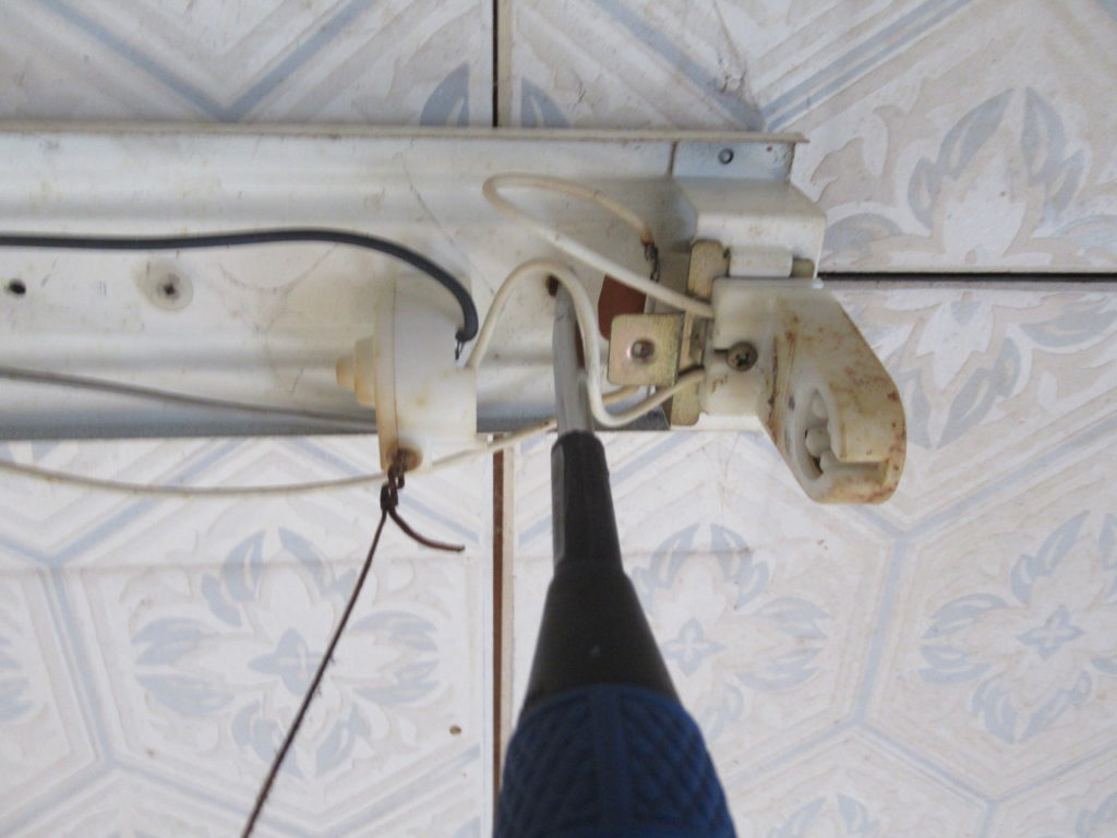 天井の直付け照明器具を外して引っ掛けシーリングを取り付ける方法