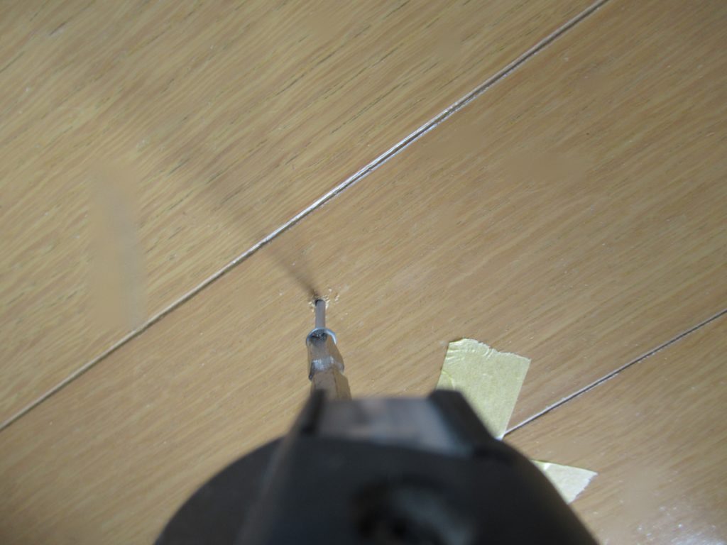 フローリング（根太張り工法）の床鳴りと浮きの補修